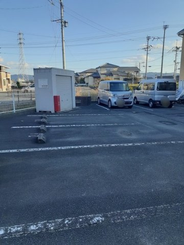 アンソレイエメゾン三号館の駐車場|駐車場があるので、車を買う予定の方も安心です