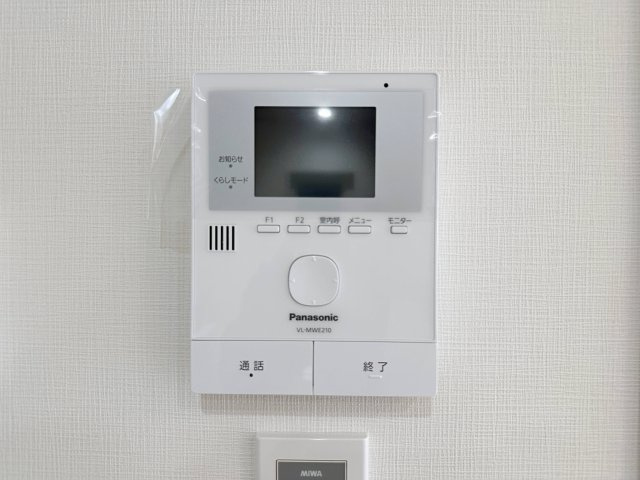 西区井口鈴が台3丁目 No.2の防犯設備|ドアホン☆
来客があったとき、室内からカメラやマイクを使って相手や用件を確認できます。相手を事前に確認することができ、訪問販売対策や防犯面でも役に立つアイテムです♪