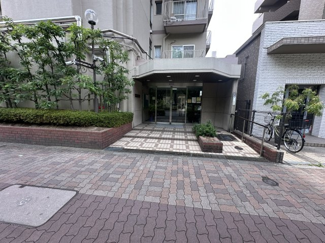 エバーグリーン長居１号棟④号室のエントランス