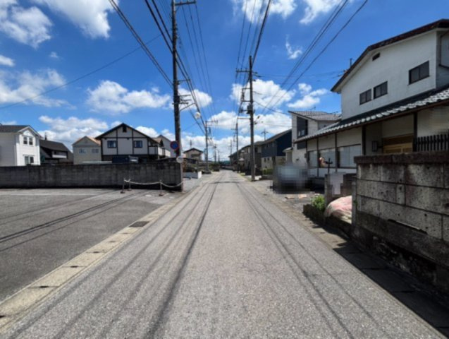 鹿沼市上野町　中古戸建の前面道路含む現地写真