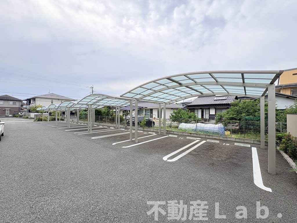 サンプレミアスの駐車場