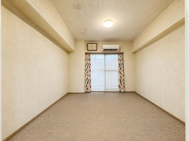 東四つ木グリーンハイツの洋室|どんな家具にも合うシンプル内装※プライバシー保護の為、画像加工により荷物を消去しています