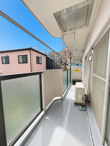 東四つ木グリーンハイツのバルコニー|部屋にまたがる広いバルコニーです※プライバシー保護の為、画像加工により荷物を消去しています