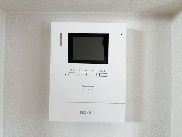 安佐南区長束西4丁目の防犯設備|ドアホン☆
来客があったとき、室内からカメラやマイクを使って相手や用件を確認できます。相手を事前に確認することができ、訪問販売対策や防犯面でも役に立つアイテムです♪