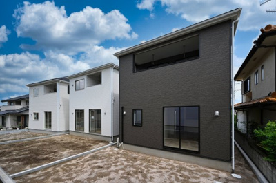 【外観】 | 大泉町寄木戸第18　アーネストワン　全5棟 | 全５棟ついに建物完成いたしました！
お気に入りの１棟を見つけに、ぜひ一度ご見学ください♪