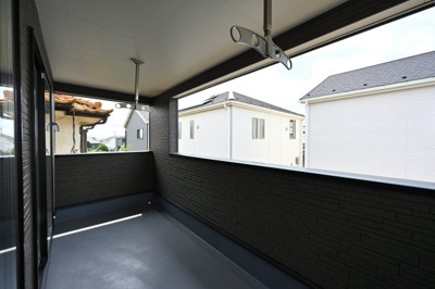 【バルコニー】 | 大泉町寄木戸第18　アーネストワン　全5棟 | バルコニーは屋根付きのインナーバルコニーとなっております。
洗濯物を突然の雨から守ってくれます♪
