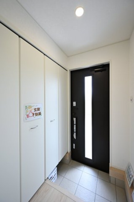 【玄関】 | 大泉町寄木戸第18　アーネストワン　全5棟 | 明るく広々した玄関が出迎えます♪