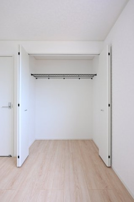 【洋室】 | 大泉町寄木戸第18　アーネストワン　全5棟 | 各居室にたっぷり収納をご用意しており、お部屋はいつでもスッキリ♪