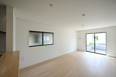 【居間・リビング】 | 大泉町寄木戸第18　アーネストワン　全5棟 | 広々としていて明るい日差しもたくさん入ってきます。家具を置いてもゆとりある空間となっております♪