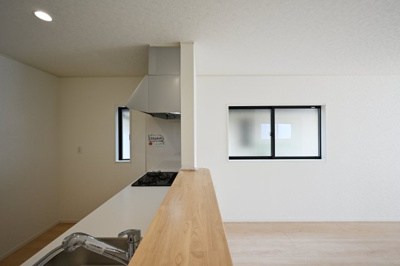 【キッチン】 | 大泉町寄木戸第18　アーネストワン　全5棟 | カウンターキッチンは料理が配膳しやすく、家族との会話も弾みます♪