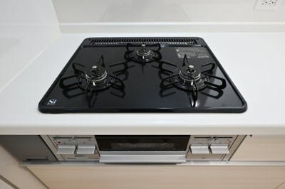 【その他】 | 大泉町寄木戸第18　アーネストワン　全5棟 | 料理が効率よくできる3口コンロを採用
