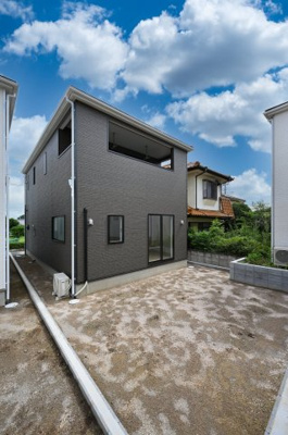 【外観】 | 大泉町寄木戸第18　アーネストワン　全5棟 | 広いお庭でBBQやガーデニング、ドッグランなど夢が広がりますね♪