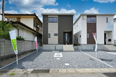 【外観】 | 大泉町寄木戸第18　アーネストワン　全5棟 | 並列駐車可能なカースペースです！お客様も遊びに来やすいですね♪