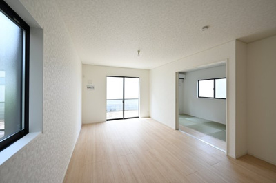 【居間・リビング】 | 大泉町寄木戸第18　アーネストワン　全5棟 | 広々としていて明るい日差しもたくさん入ってきます。家具を置いてもゆとりある空間となっております♪