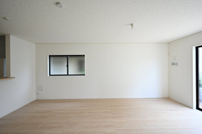 【居間・リビング】 | 大泉町寄木戸第18　アーネストワン　全5棟 | 温かみのある木目のフローリングが印象的なリビング。
家族団らんの時間をゆったりとお楽しみください♪