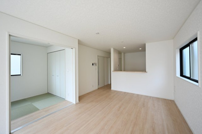 【居間・リビング】 | 大泉町寄木戸第18　アーネストワン　全5棟 | お友達を呼んでホームパーティーもできる広々ダイニングです♪