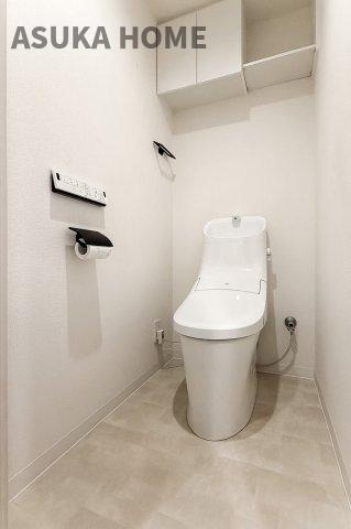 インぺリアル横浜パークサイドのトイレ|温水洗浄便座のトイレ設備です！トイレ上部にはあると便利な吊戸棚を設置！