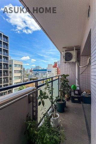 インぺリアル横浜パークサイドのバルコニー|南東向きで陽当りの良いバルコニーは、風通りも良く洗濯物の渇きも早く家事の時短にもなりますよ。