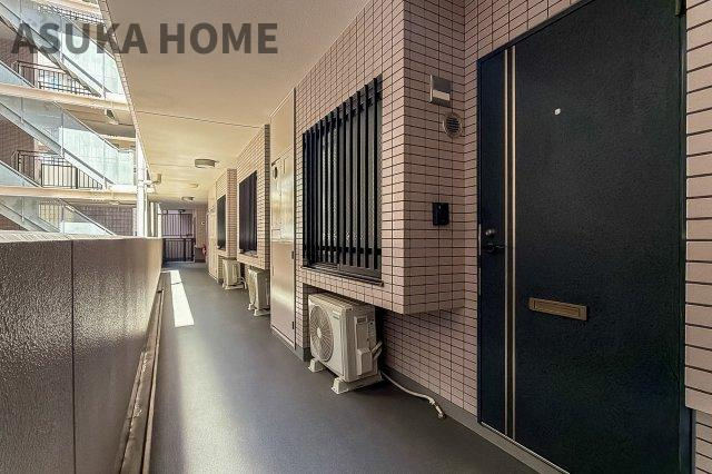 インぺリアル横浜パークサイドの玄関|綺麗に整備された廊下部分には室外機をすっきりと置くことが出来ます。