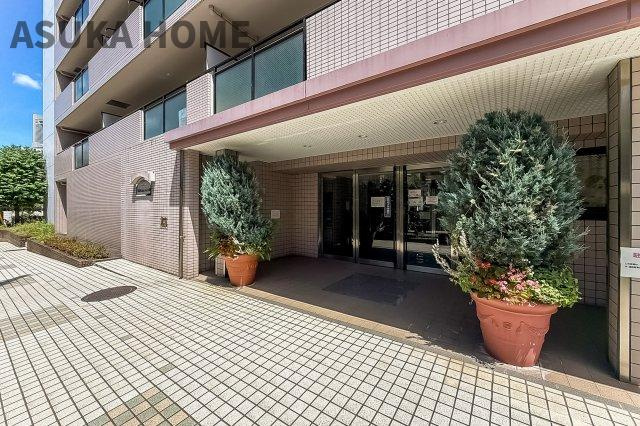 インぺリアル横浜パークサイドのエントランス|綺麗に整備されたエントランス部分です