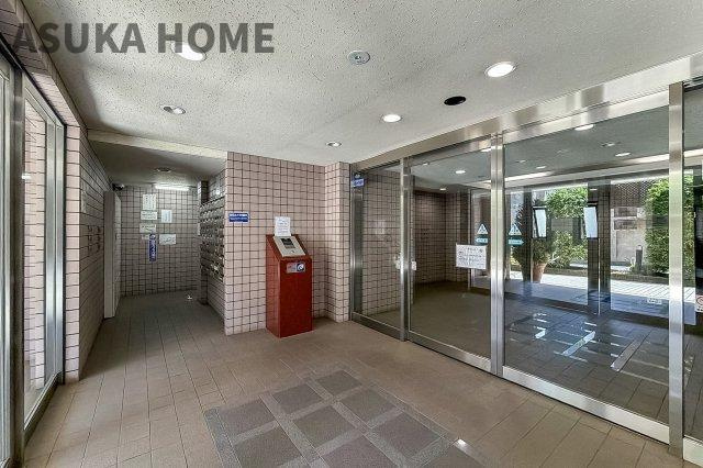 インぺリアル横浜パークサイドのその他共用部分|綺麗に整備されたエントランス部分です。セキュリティー面でも安心のオートロックを完備。