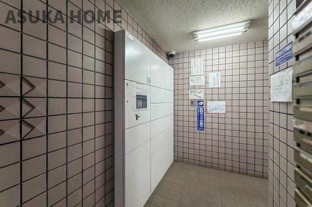 インぺリアル横浜パークサイドの設備|不在時にもあると大変便利な宅配ボックスを完備。