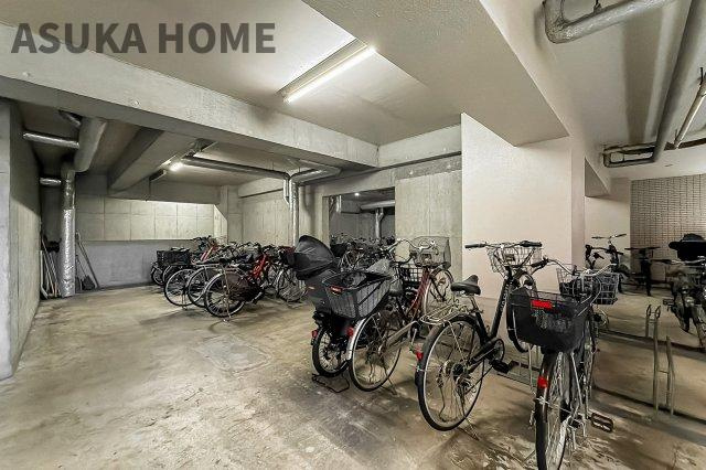 インぺリアル横浜パークサイドの駐輪場|屋内の駐輪場は大切な自転車を雨や錆から守ってくれますね。