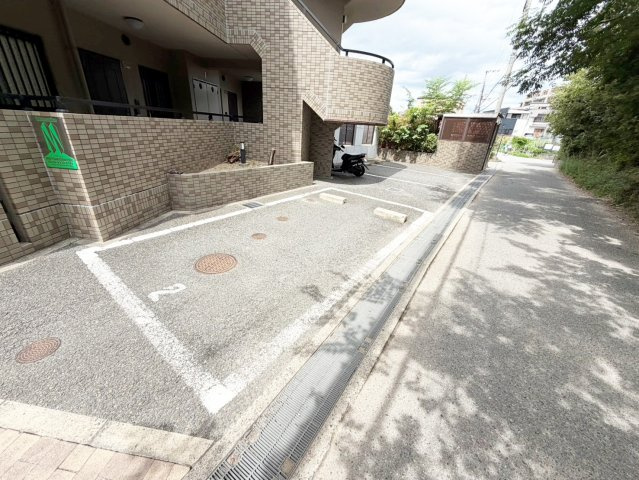 グリーンヒルズ西泉丘の駐車場