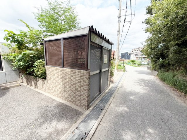 グリーンヒルズ西泉丘の駐車場