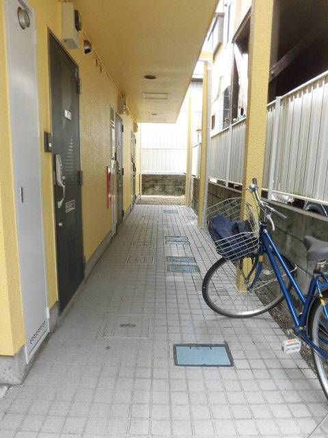 柏市ひばりが丘のアパートのエントランス