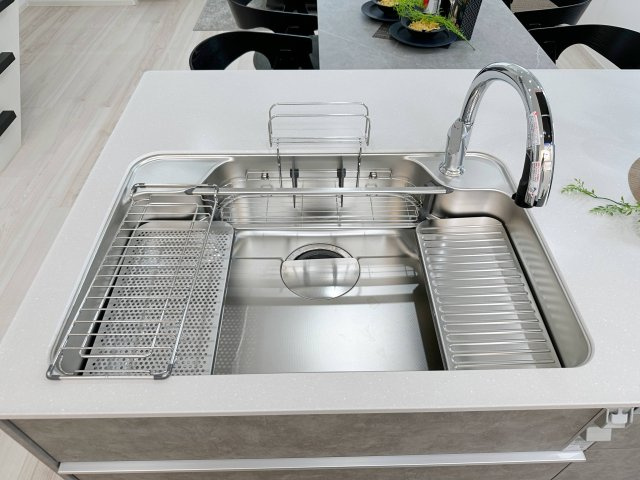 廿日市市阿品台1丁目 No.Aのキッチン|タッチレス水栓付のステンレスシンク☆
水切りプレートなどのオプション品も備え付けです♪
手をかざすだけで水の出止ができる自動水栓は非常に便利です！