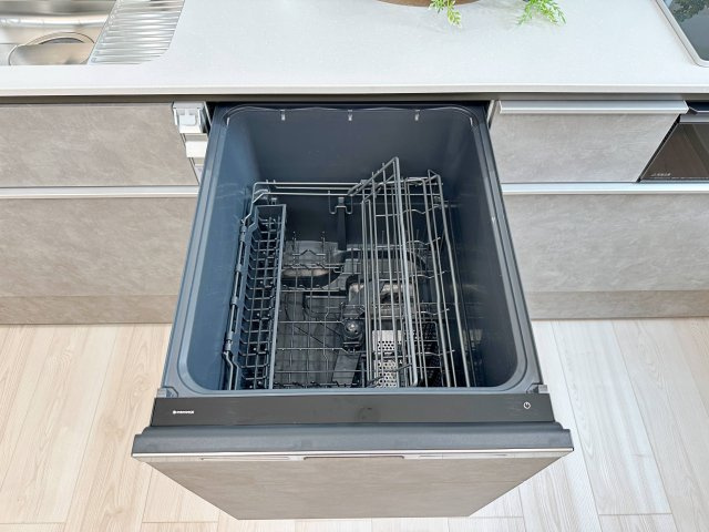 廿日市市阿品台1丁目 No.Aのキッチン|4人から5人分の食器洗浄乾燥機☆
ナノイー対応で嫌な生乾き臭などもしっかり撃退してくれます♪
新三種の神器とも言われる非常に便利な食洗機です！