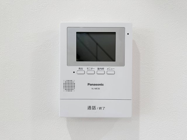 廿日市市阿品台1丁目 No.Aの防犯設備|ドアホン☆
来客があったとき、室内からカメラやマイクを使って相手や用件を確認できます。相手を事前に確認することができ、訪問販売対策や防犯面でも役に立つアイテムです♪