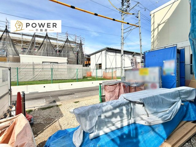 リーブルガーデン　岡崎市福岡町　全１棟の前面道路含む現地写真|十分な幅が確保されており、車の出し入れもスムーズ。お子様の送り迎えなど、日常の動作も快適に行えます。									
									