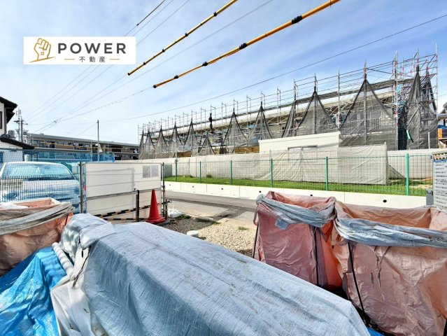 リーブルガーデン　岡崎市福岡町　全１棟の前面道路含む現地写真|十分な幅が確保されており、車の出し入れもスムーズ。お子様の送り迎えなど、日常の動作も快適に行えます。									
									