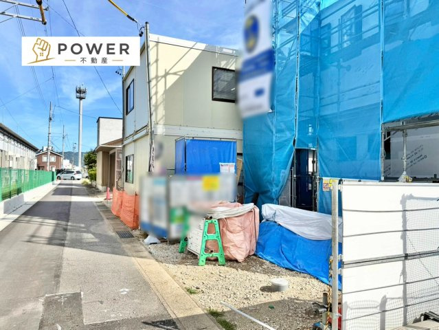 リーブルガーデン　岡崎市福岡町　全１棟の前面道路含む現地写真|十分な幅が確保されており、車の出し入れもスムーズ。お子様の送り迎えなど、日常の動作も快適に行えます。									
									