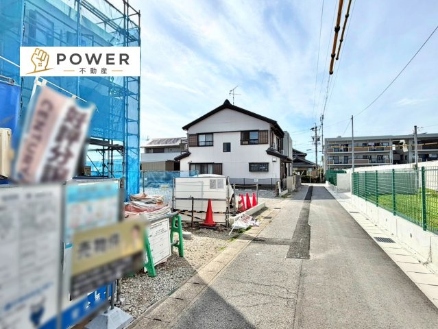 リーブルガーデン　岡崎市福岡町　全１棟の前面道路含む現地写真|十分な幅が確保されており、車の出し入れもスムーズ。お子様の送り迎えなど、日常の動作も快適に行えます。									
									
