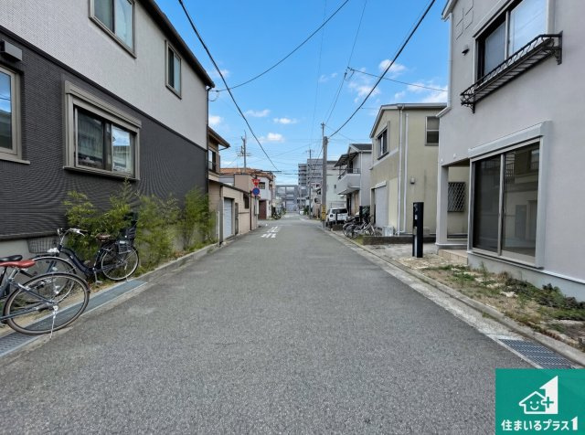 尼崎市稲葉荘　中古一戸建ての前面道路含む現地写真|周辺は閑静な住宅街！前面道路広々で車の出し入れも便利です。