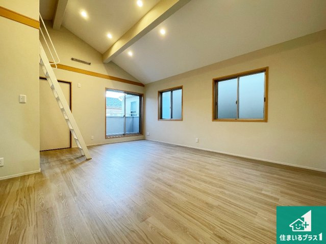 尼崎市稲葉荘　中古一戸建ての居間・リビング|明るい日差しが眩しいリビング！
