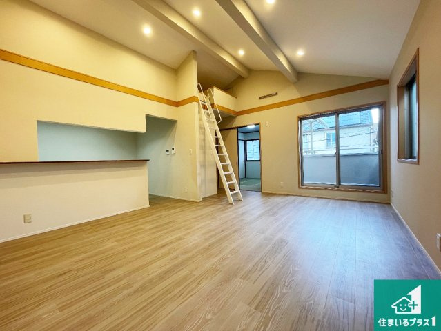 尼崎市稲葉荘　中古一戸建ての居間・リビング|インテリアを楽しめるシンプルなリビング！

