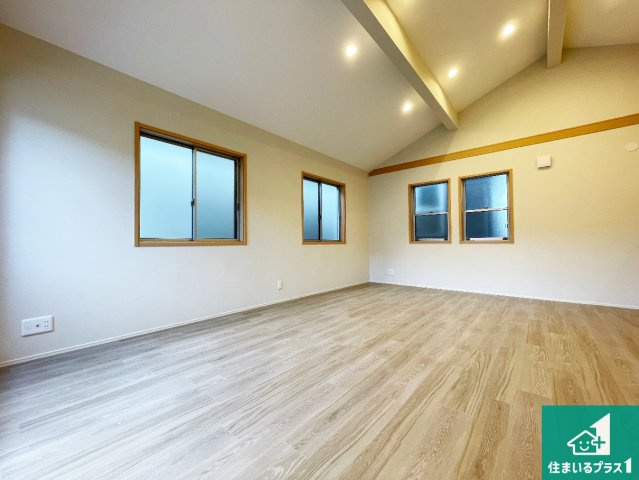 尼崎市稲葉荘　中古一戸建ての居間・リビング|明るい日差しが眩しいリビング！
