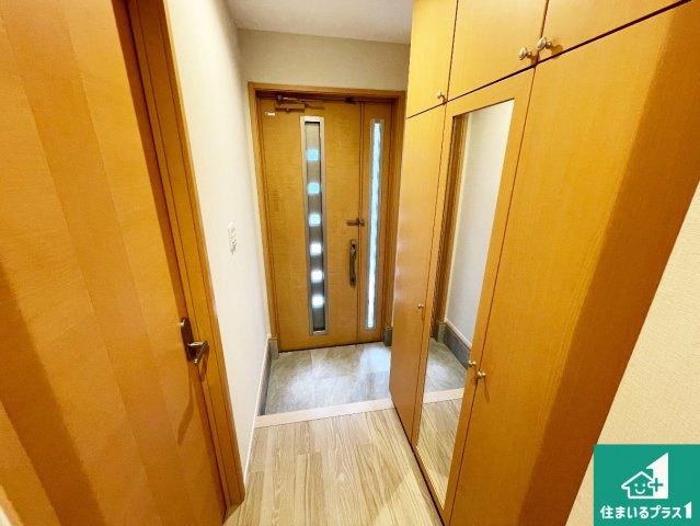 尼崎市稲葉荘　中古一戸建ての玄関|シューズボックスにはたくさんの靴が収納できるので玄関周りはいつもスッキリ！ご家族が増えても安心！