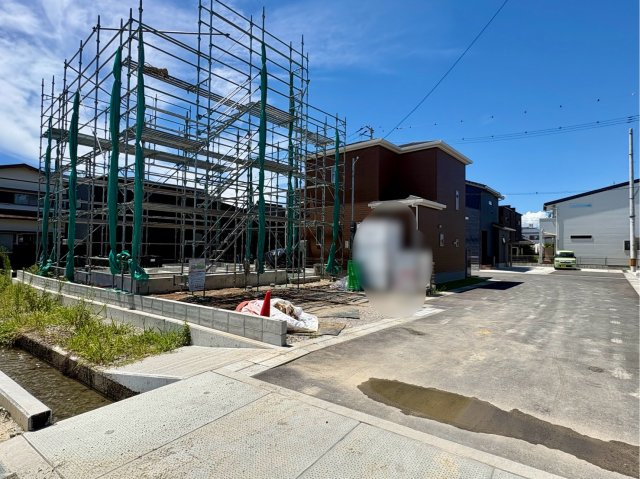 「敷地42坪」南国市大そね甲6期1棟　新築一戸建ての前面道路含む現地写真|8/19撮影。