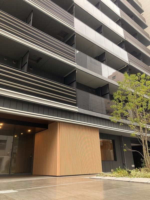 ジオエント新町のエントランス