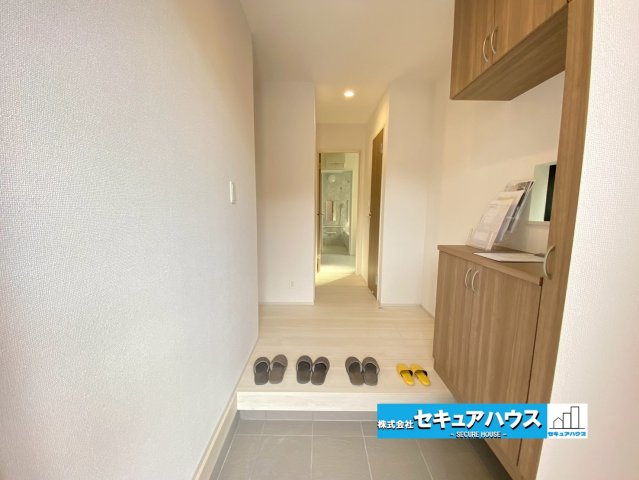 【同施工物件ご案内可能】名古屋市南区堤起町2丁目　全2棟の内観：施工例|【玄関イメージ】
◆お家に出会う人々を迎える玄関だからこそ、広々清潔感あふれる空間にしたいものです。採光・通風にも配慮された設計で毎日明るい空間をキープします♪