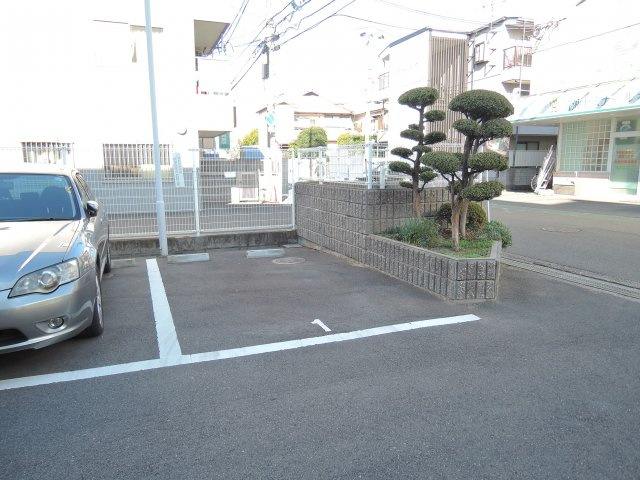 SUNハイム城南の駐車場