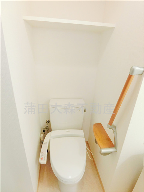 ストリーム多摩川のトイレ|棚と温水暖房便座付のトイレ