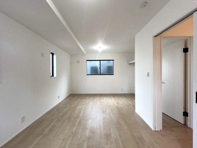 お家に入った時に感じる、言葉で説明できないけどなんかイイ！っていうあの雰囲気。なんて言えばいいでしょう。明るくて温かみのある感じ。あれ、あります。な【座間市立野台3丁目新築戸建】の洋室|個人の部屋や寝室として使える洋室です