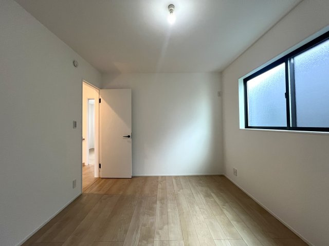 お家に入った時に感じる、言葉で説明できないけどなんかイイ！っていうあの雰囲気。なんて言えばいいでしょう。明るくて温かみのある感じ。あれ、あります。な【座間市立野台3丁目新築戸建】の洋室|スタンダードな洋室です
