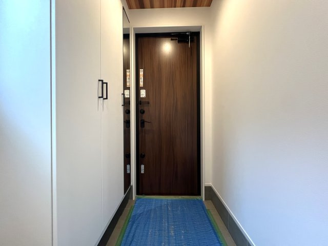 お家に入った時に感じる、言葉で説明できないけどなんかイイ！っていうあの雰囲気。なんて言えばいいでしょう。明るくて温かみのある感じ。あれ、あります。な【座間市立野台3丁目新築戸建】の玄関|収納もある玄関です